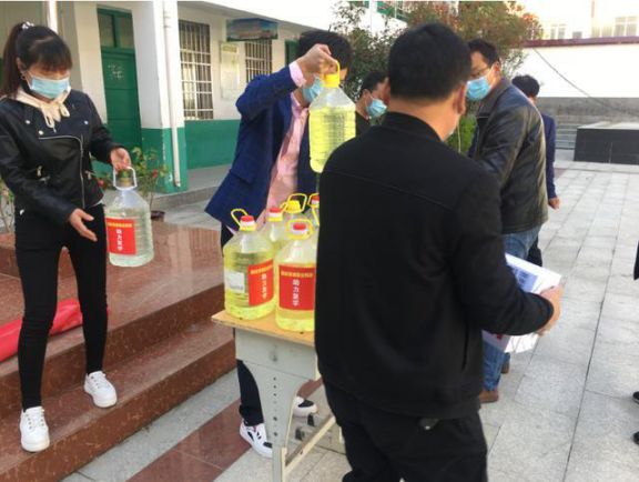 雪中送炭，西峽金德管業助力軍馬河二小復學公益活動