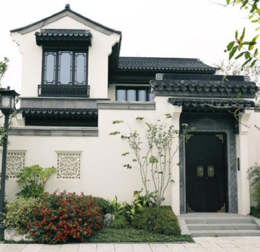 慢慢的大家會選擇中式復(fù)古門窗，因為它正好彰顯出個人氣質(zhì)
