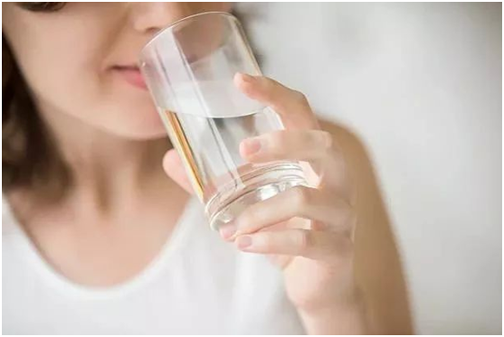 如何科學(xué)地喝好8杯水 一臺艾龍飲水設(shè)備就能搞定!